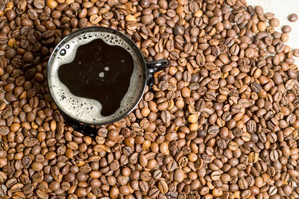 Granos derramados de café fragante de cerca . — Foto de Stock