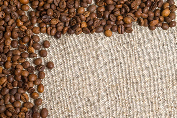 Розлиті зерна запашної кави крупним планом. Фоторамка, фон . — стокове фото