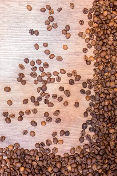 Розлиті зерна запашної кави крупним планом. Фоторамка, фон . — стокове фото
