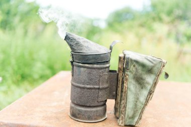 Arıları dezenfekte etme teknolojisi. Güvenli bal üretimi için sarhoş edici duman.