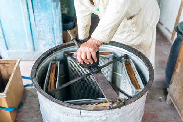 Производство меда в экстракторе меда. Рабочий пчеловод. Исцеляющий продукт пчеловодства. Май, цветочный мед
.