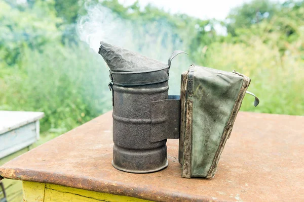 Technologie fumigace včel. Opojný kouř pro bezpečnou produkci medu. — Stock fotografie