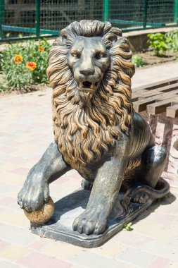 Agresif bir aslan bronz heykeli Park avenue donatır.