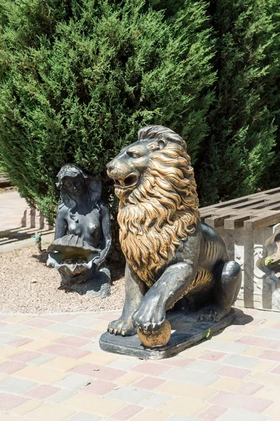 Una Estatua Bronce León Agresivo Adorna Avenida Parque — Foto de Stock