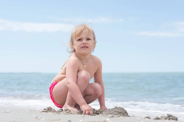 Een kind, een meisje leuk spelen aan de kust in de zomer. — Stockfoto