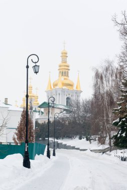 Kiev, Ukrayna. Pechersk Lavra manastırı. Uzak önde gelen bir karla kaplı Caddesi mağaralar.