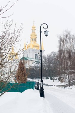 Kiev, Ukrayna. Pechersk Lavra manastırı. Uzak önde gelen bir karla kaplı Caddesi mağaralar.