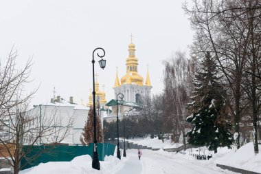 Kiev, Ukrayna. Pechersk Lavra manastırı. Uzak önde gelen bir karla kaplı Caddesi mağaralar.