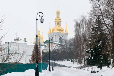 Kiev, Ukrayna. Pechersk Lavra manastırı. Uzak önde gelen bir karla kaplı Caddesi mağaralar.