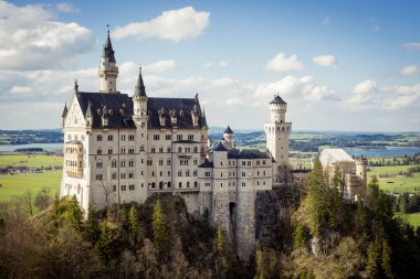 Bahar manzarası - Bavyera Alpleri 'nin ünlü turistik merkezi - 19. yüzyıl Neuschwanstein kalesi.