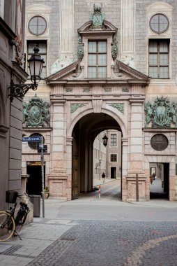Eski Bavyera krallarının kraliyet sarayı olan Residenz 'in merkezi girişi Rönesans İtalyan tarzında. Münih, Almanya.