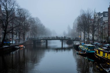 Amsterdam, Hollanda: tekneli sisli şehir kanalı