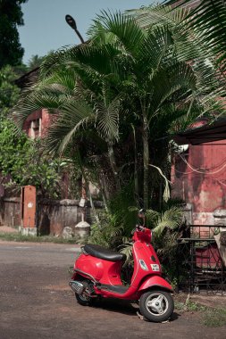 Kırmızı scooter sokakta Panaji, go