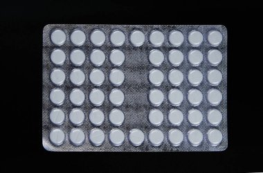 Siyah arka planda beyaz haplar