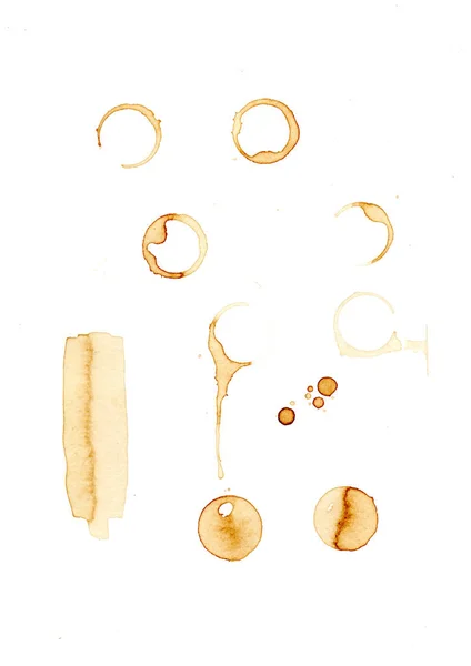 Beyaz arka planda kahve izleri, kahve damlaları.