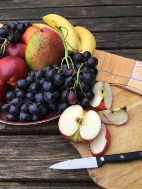 Taze meyve elma, nektarin, üzüm ve muz ile 