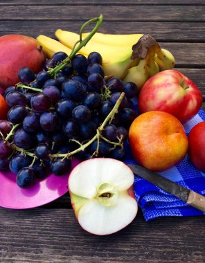 Taze meyve elma, nektarin, üzüm ve muz ile 