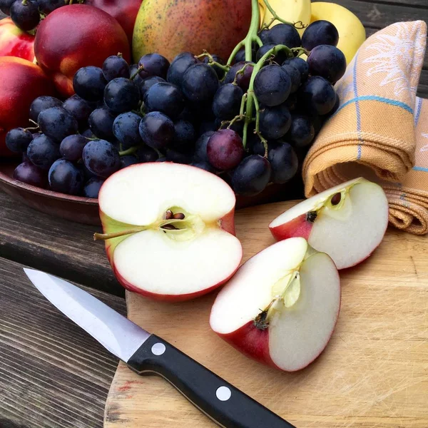 Frutas frescas con manzanas y uvas — Foto de Stock