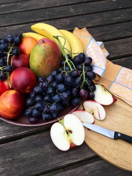 Taze meyve elma, nektarin, üzüm ve muz ile 