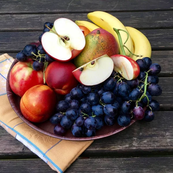 Taze meyve elma, nektarin, üzüm ve muz ile 