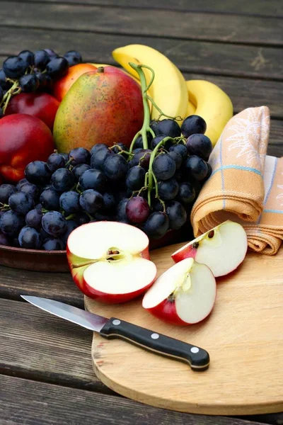 Frutas frescas con manzanas, nectarinas, uvas y plátanos — Foto de Stock