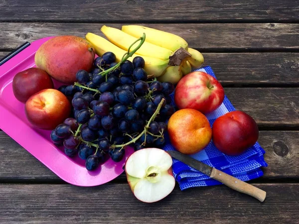 Frutas frescas con manzanas, nectarinas, uvas y plátanos — Foto de Stock
