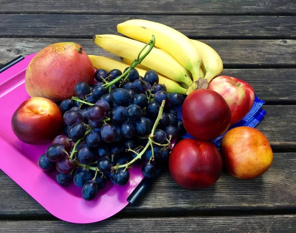 Friss gyümölcsök alma, nektarin, szőlő és banán Stock Fotó