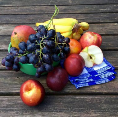 Taze meyve elma, nektarin, üzüm ve muz ile 