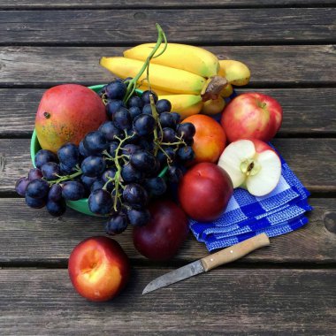 Taze meyve elma, nektarin, üzüm ve muz ile 