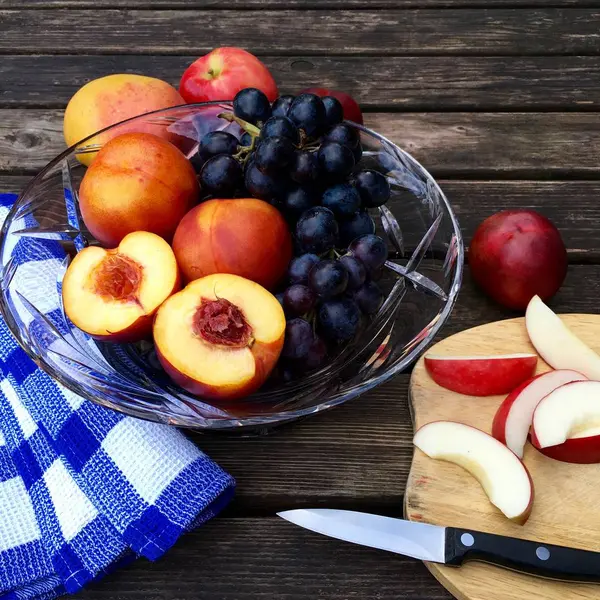 Frutas frescas con manzanas, nectarinas y uvas — Foto de Stock