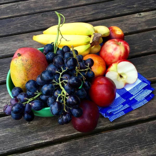 Taze meyve elma, nektarin, üzüm ve muz ile — Stok fotoğraf