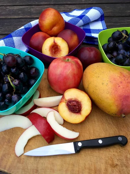 Fruits frais aux pommes, nectarines et raisins dans des bols colorés — Photo
