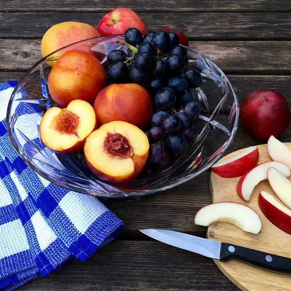 Frutas frescas con manzanas, nectarinas y uvas — Foto de Stock