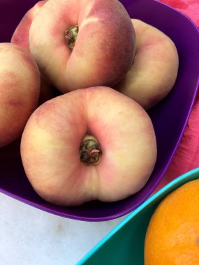 Plattpfirsich in der Nahaufnahme 