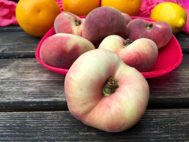 Plattpfirsich in der Nahaufnahme