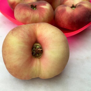 Plattpfirsich in der Nahaufnahme 