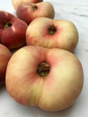 Plattpfirsich in der Nahaufnahme 