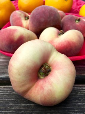 Plattpfirsich in der Nahaufnahme