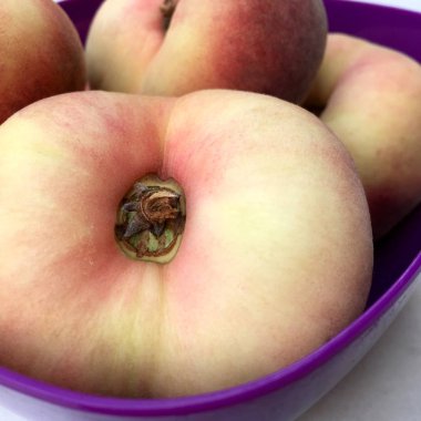 Plattpfirsich in der Nahaufnahme 