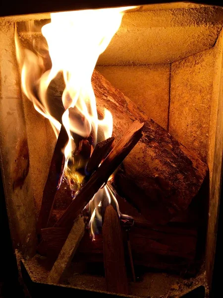 Chimenea en casa con un gran pedazo de madera en llamas —  Fotos de Stock