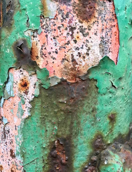 Ржавчина на металле с зеленой краской — стоковое фото
