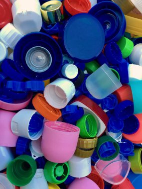 Geri dönüşüm için renkli ve kullanılan plastik kapak grubu 