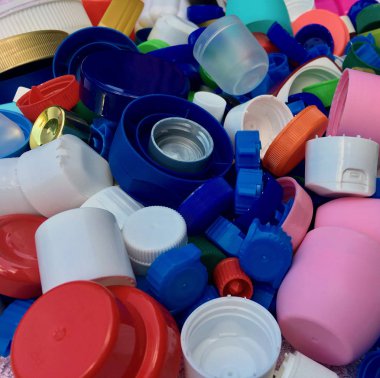 Geri dönüşüm için renkli ve kullanılan plastik kapak grubu 