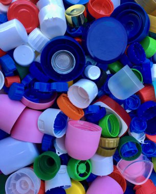 Geri dönüşüm için renkli ve kullanılan plastik kapak grubu 