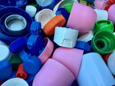 Geri dönüşüm için renkli ve kullanılan plastik kapak grubu 