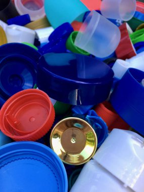 Geri dönüşüm için renkli ve kullanılan plastik kapak grubu 