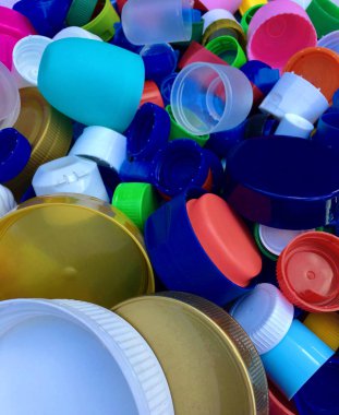Geri dönüşüm için renkli ve kullanılan plastik kapak grubu 