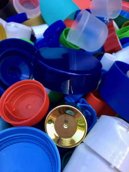 Geri dönüşüm için renkli ve kullanılan plastik kapak grubu 