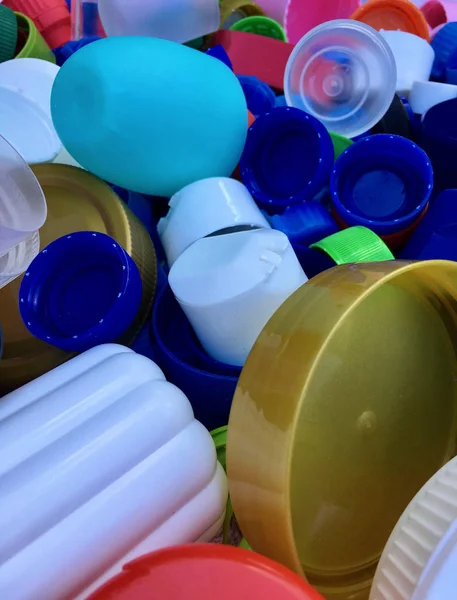 Grupo de cubierta de plástico colorido y usado para el reciclaje — Foto de Stock