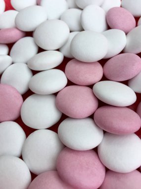 Beyaz ve pembe çikolata şekerleme yüksek açılı görünüş 